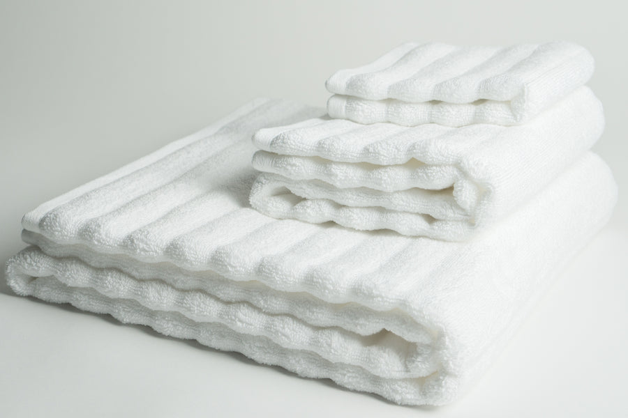 White Nutrl Bath Towel Set